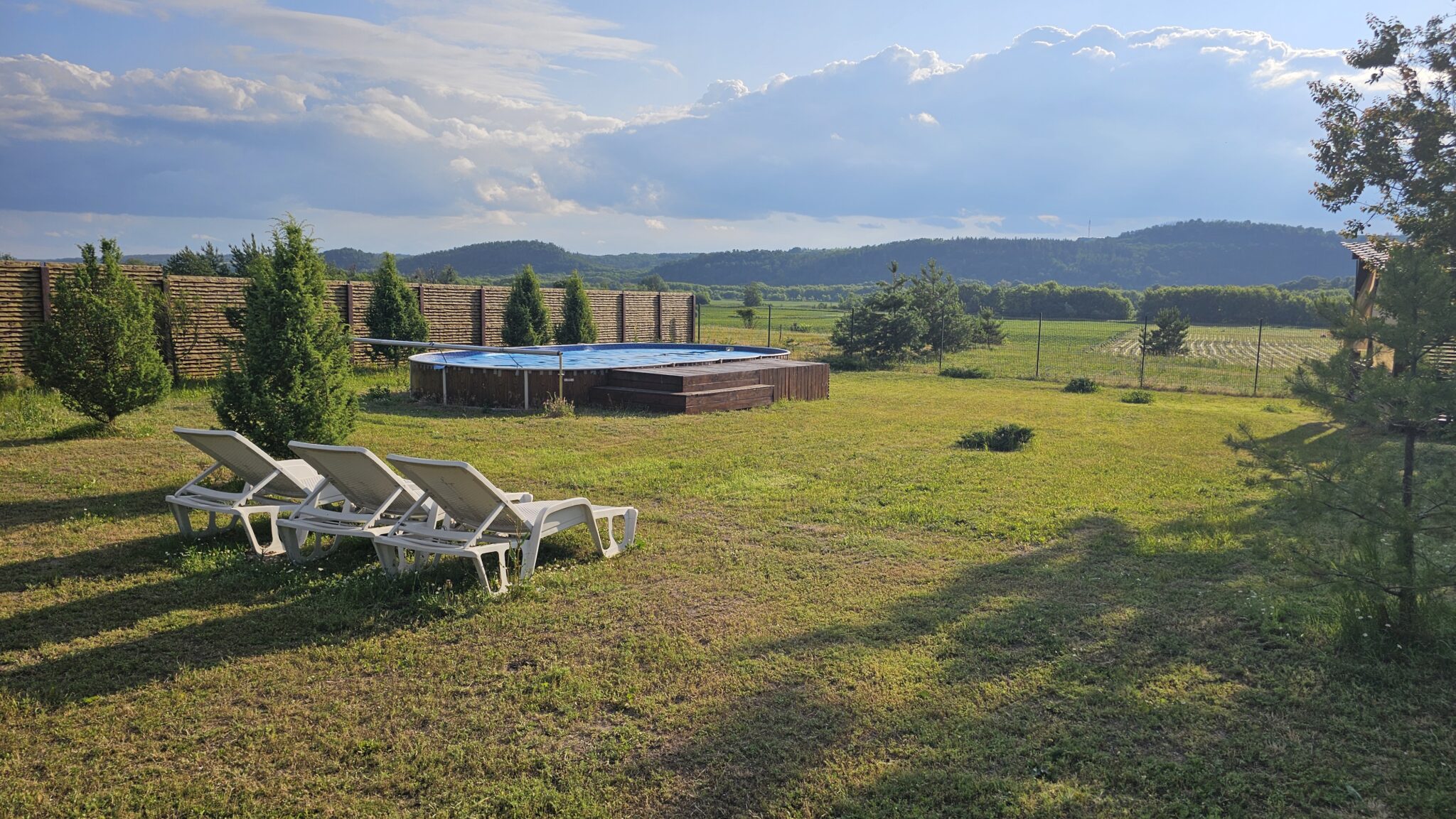 Шезлонги біля басейну